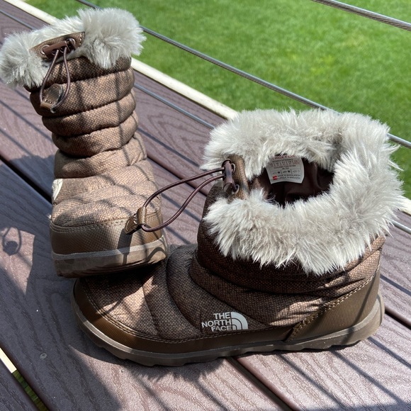 The North Face Winter Boots size 10 - Picture 2 of 4
